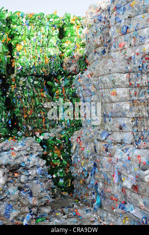 Eine Mülltrennung-Website, wo verschiedene Wertstoffe getrennt und für das recycling entsorgt. Stockfoto