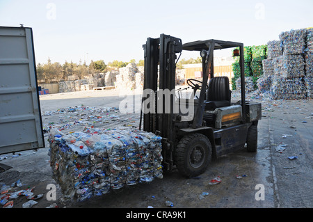 Eine Mülltrennung-Website, wo verschiedene Wertstoffe getrennt und für das recycling entsorgt. Stockfoto