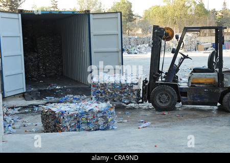 Eine Mülltrennung-Website, wo verschiedene Wertstoffe getrennt und für das recycling entsorgt. Stockfoto