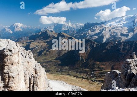 Blick vom Sass Pordoi Berg, 2925 m in Richtung Marmolada Berg, 3343 m, Sellagruppe, Dolomiten, Italien, Europa Stockfoto