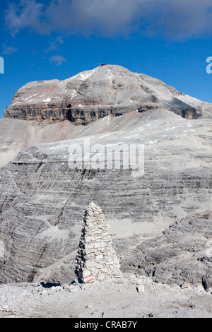 Säule aus Stein, Blick vom Sass Pordoi Mountain, 2925 m in Richtung Berg Piz Boé, 3152 m, Sellagruppe, Dolomiten, Italien, Europa Stockfoto
