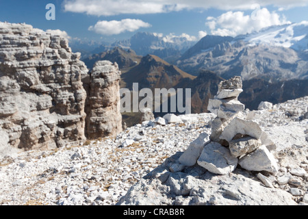 Cairn, Blick vom Sass Pordoi auf Mt Marmolada, Sella-Gruppe, Sella Ronda, Dolomiten, Italien, Europa Stockfoto