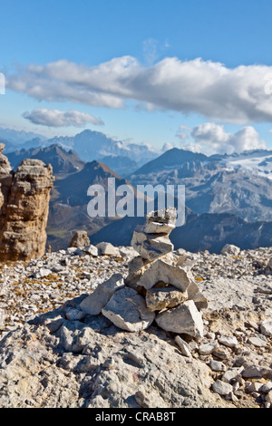 Cairn, Blick vom Sass Pordoi, Sella-Gruppe, Sella Ronda, Dolomiten, Italien, Europa Stockfoto