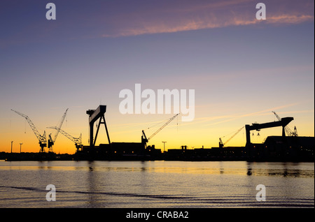 Krane der hdw Werft Howaldtswerke - Deutsche Werft gmbh, in Zusammenarbeit mit der Thyssen- Krupp Marine Systems ag, morgen stimmung Stockfoto