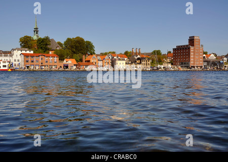 Reihe von Häusern durch den Hafen mit Getreidesilo und Aal Räucherei, Kappeln, Stadt an der Schlei, schleswig-flensburg Bezirk Stockfoto