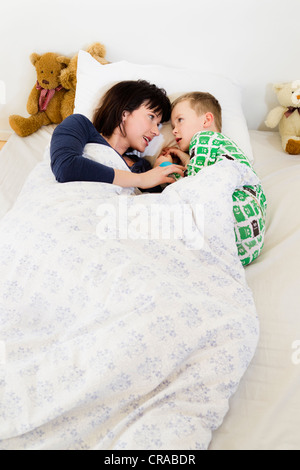 Mutter und Sohn im Bett