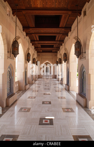 Colonade, hölzerne Decke, arch, Sultan Qaboos Moschee, Hauptstadt Muscat, Sultanat von Oman, Golfstaaten, Arabische Halbinsel Stockfoto