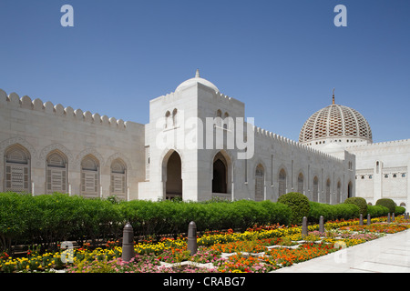 Sultan Qaboos Grand Mosque und Blume Bett, Vorplatz, Hauptstadt Muscat, Sultanat von Oman, Golfstaaten, Arabische Halbinsel Stockfoto