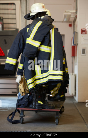 Schützende Kleidung mit Helm, bereit für die Umsetzung auf Feuerwehrleute Stockfoto