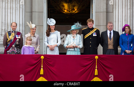 Die britische Königin Elizabeth II besucht die Trooping der Farben-Zeremonie anlässlich der offiziellen Geburtstag im Buckingham Palace. Stockfoto