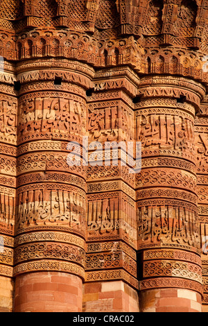 Die unterschiedlichen vertikalen der kufischen Stil Kalligraphie, die unterschiedliche Banden auf der Seite der Qutub Minar, Delhi, Indien zu bilden. Stockfoto