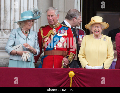 Die britische Königin Elizabeth II besucht die Trooping der Farben-Zeremonie anlässlich der offiziellen Geburtstag im Buckingham Palace. Stockfoto