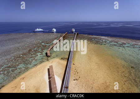 Blick von der Daedalus-Leuchtturm, Sandbank mit Jettys, Riffdach, Schiffe, Daedalus Riff, Afrika, Ägypten, Rotes Meer tauchen Stockfoto