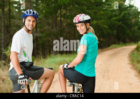 Paar-Mountainbiken auf Feldweg Stockfoto
