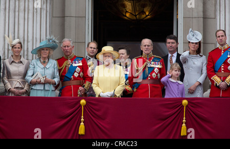 Königin Elizabeth II und Mitglieder der königlichen Familie sammeln im Buckingham Palace für Trooping die Farben Stockfoto
