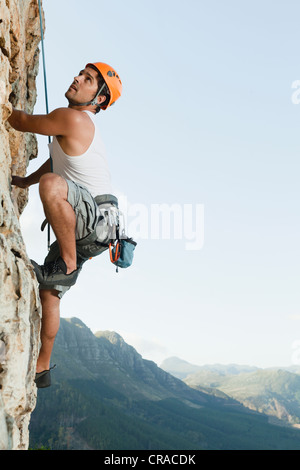 Kletterer, die steile Felswand Skalierung Stockfoto