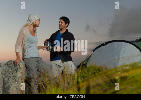 Paare, Tee am Campingplatz Stockfoto