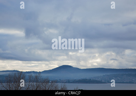 Malerische Aussicht auf See und Berge gegen bewölktem Himmel, Hobart, Tasmanien, Australien Stockfoto