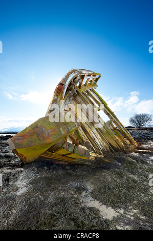 Alte Schiff Wrack liegt an der Küste bei Ebbe gekippt Stockfoto