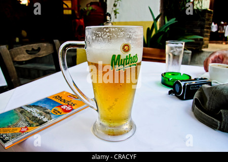 Bierglas, Ratgeber, Taverne, Altstadt von Rhodos, Griechenland, Europa Stockfoto