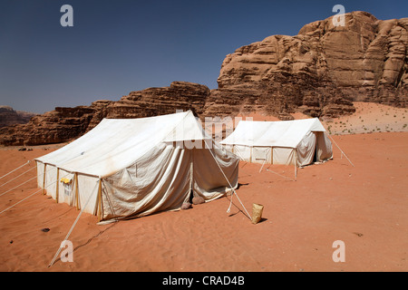 Camp für Touristen, Zelte, Berge, Wüste, Natur bewahren, Wadi Rum, Haschemitischen Königreich Jordanien, Naher Osten, Asien Stockfoto