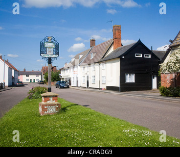 Historisches Dorf wohnen und Ortsschild Mendlesham, Suffolk, England Stockfoto