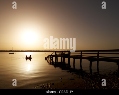 Sonnenuntergang am Ammersee See, Steg, Beiboot, in der Nähe von Breitbrunn, Bayern, Deutschland, Europa Stockfoto