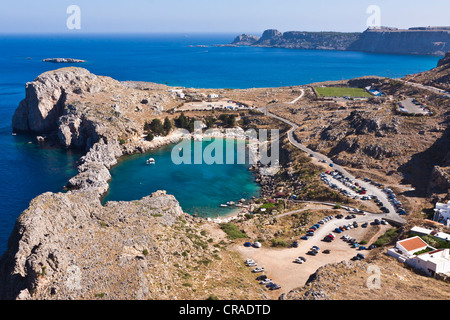 St Pauls Bay in der Nähe von Lindos, mit Parkplatz, Lindos, Rhodos, Griechenland, Europa Stockfoto