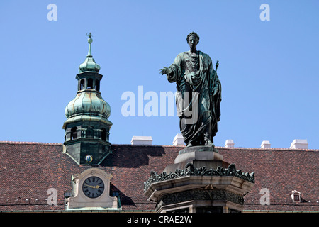 Statue gegen das Dach der Hofburg Imperial Palace, Wien, Österreich, Europa Stockfoto