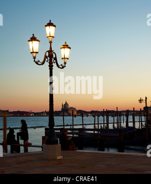 Dämmerung am St.-Markus Platz Looing in Richtung Santa Maria della Presentazione, Venedig, Veneto, Italien Stockfoto