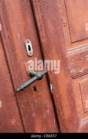 Alte verwitterte Holz Haustür mit abblätternde Farbe, briedern, Rheinland - Pfalz, Deutschland, Europa, publicground Stockfoto