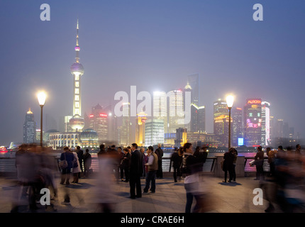 Nachtansicht des Stadtbildes von Pudong Bezirk von Shanghai in China Stockfoto