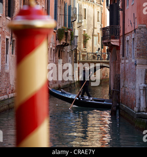 Kleinen Kanal mit einer Gondel in Venedig, Veneto, Italien, Europa Stockfoto