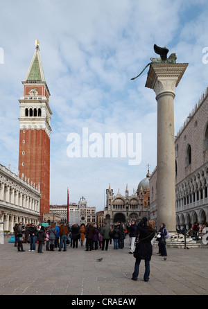 St.-Markus Platz oder Piazza San Marco, Campanile und die Spalte der Löwe von San Marco, Venedig, Veneto, Italien, Europa Stockfoto