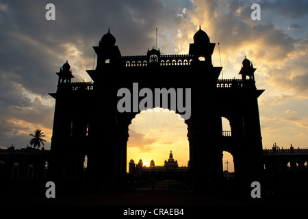 Eingangstor, Amba Vilas Palace, Mysore oder Mysuru, Karnataka, Südindien, Indien, Asien Stockfoto