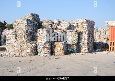 Eine Mülltrennung-Website, wo verschiedene Wertstoffe getrennt und für das recycling entsorgt. Stockfoto