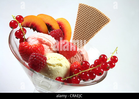 Eisbecher mit Obst und Waffel Stockfoto