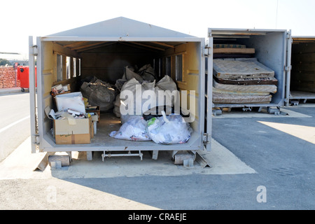 Eine Mülltrennung-Website, wo verschiedene Wertstoffe getrennt und für das recycling entsorgt. Stockfoto