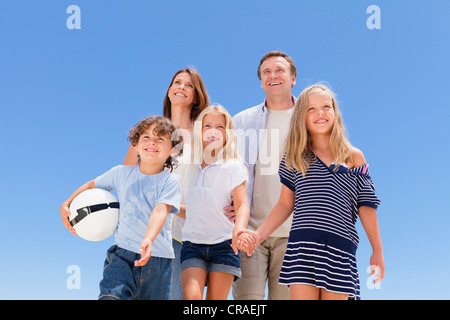 Familie zusammen im Freien spazieren Stockfoto