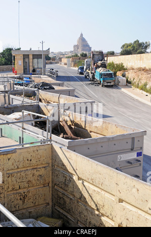 Eine Mülltrennung-Website, wo verschiedene Wertstoffe getrennt und für das recycling entsorgt. Stockfoto