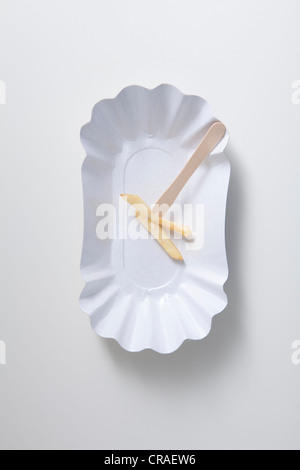 Pommes Frites auf einer Snack-Gabel auf einen Pappteller, Diät Stockfoto