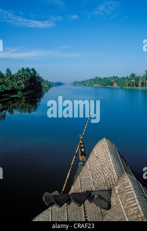 Hausboot an einem breiten Kanal in den Backwaters, Kerala, Indien, Indien, Südasien Stockfoto