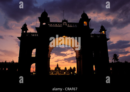 Eingangstor der Amba Vilas Palace in der Abenddämmerung, Mysore oder Mysuru, Karnataka, Südindien, Indien, Asien Stockfoto