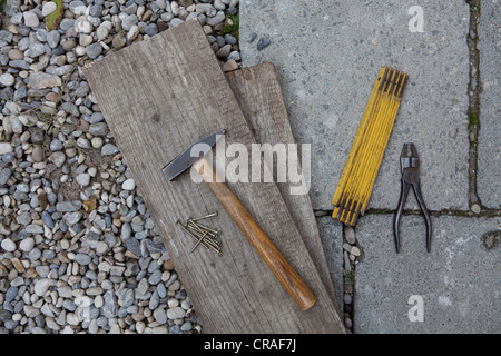 Hammer, Falten, Regel, Zangen und Holzbretter Stockfoto