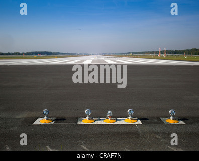 Start-und Landebahn Beleuchtung, 28R, 07L, eine neue Landebahn am Frankfurter Flughafen, Eröffnung am 21. September 2011, Frankfurt Am Main, Hessen Stockfoto