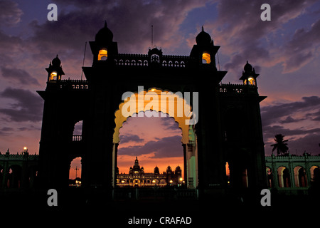 Eingangstor, Amba Vilas Palace, in der Abenddämmerung, Mysuru oder Mysore, Karnataka, Südindien, Indien, Asien Stockfoto