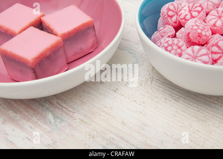 Rosa Schokolade und Himbeer-Bonbons, Süßigkeiten Stockfoto