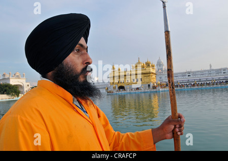 Sikh bewachen, Goldener Tempel, Amritsar, Punjab, Nordindien, Indien, Asien Stockfoto