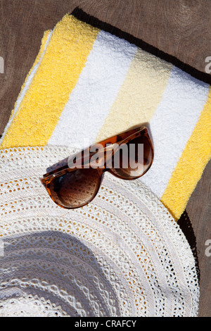 Strand, Handtuch, Sonnenbrille, Sonnenhut, Sommer-Urlaub Stockfoto