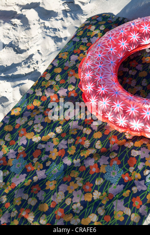 Schwimmring und Luftmatratze am Strand, Sommer-Urlaub Stockfoto